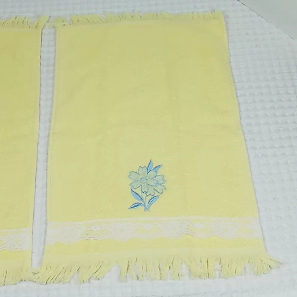 Vintage Unbranded Yellow Fingertip Towels w/Blue Flower & Lace Details